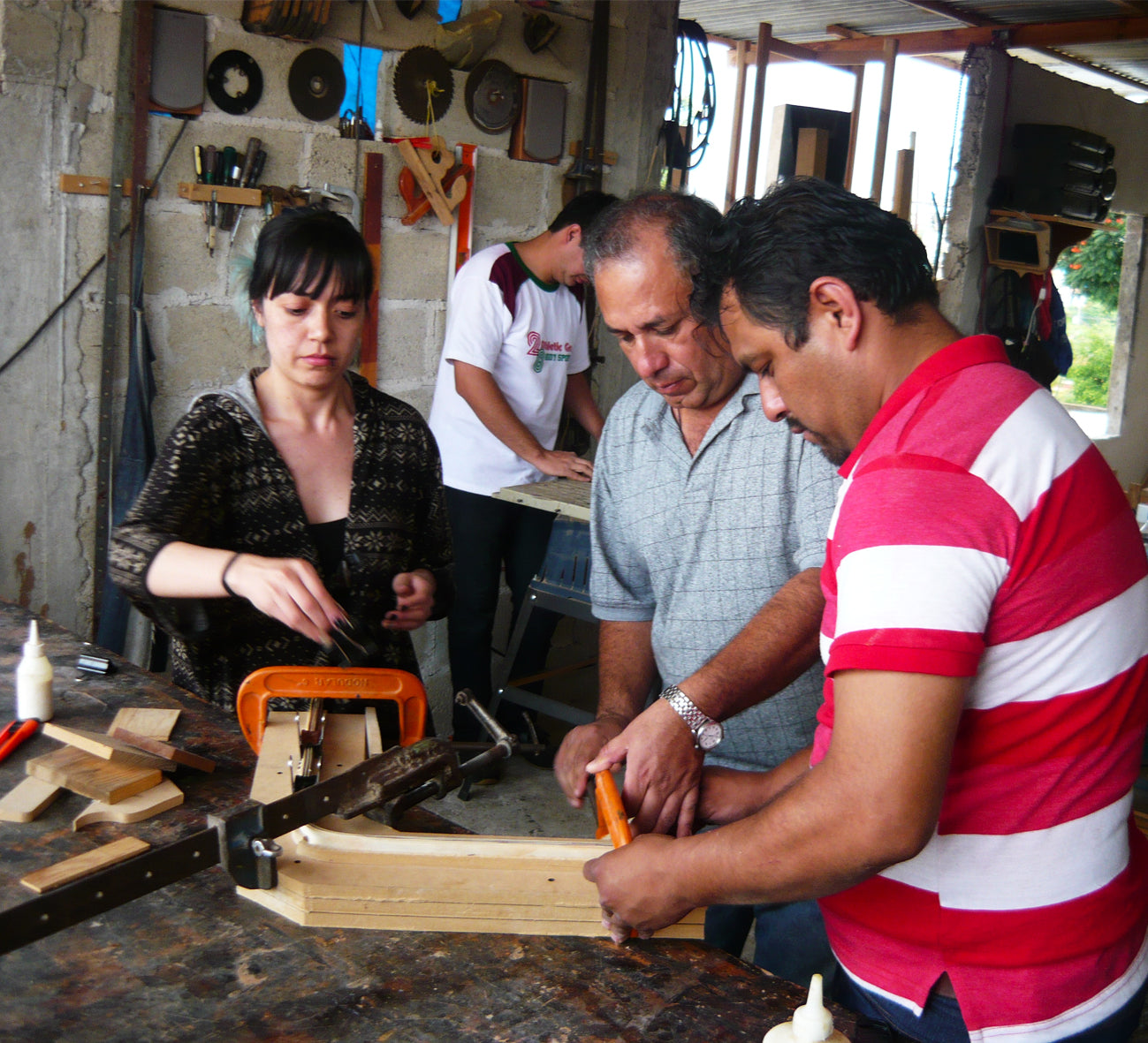 <p>Se extiende el trabajo de la organización a espacios urbanos. Se establece un modelo de trabajo que atiende a grupos que trabajan en textiles y en madera.</p><p><strong>Cambio: </strong>Nuevo modelo de trabajo infraestructura, capacitación y comercialización.</p>