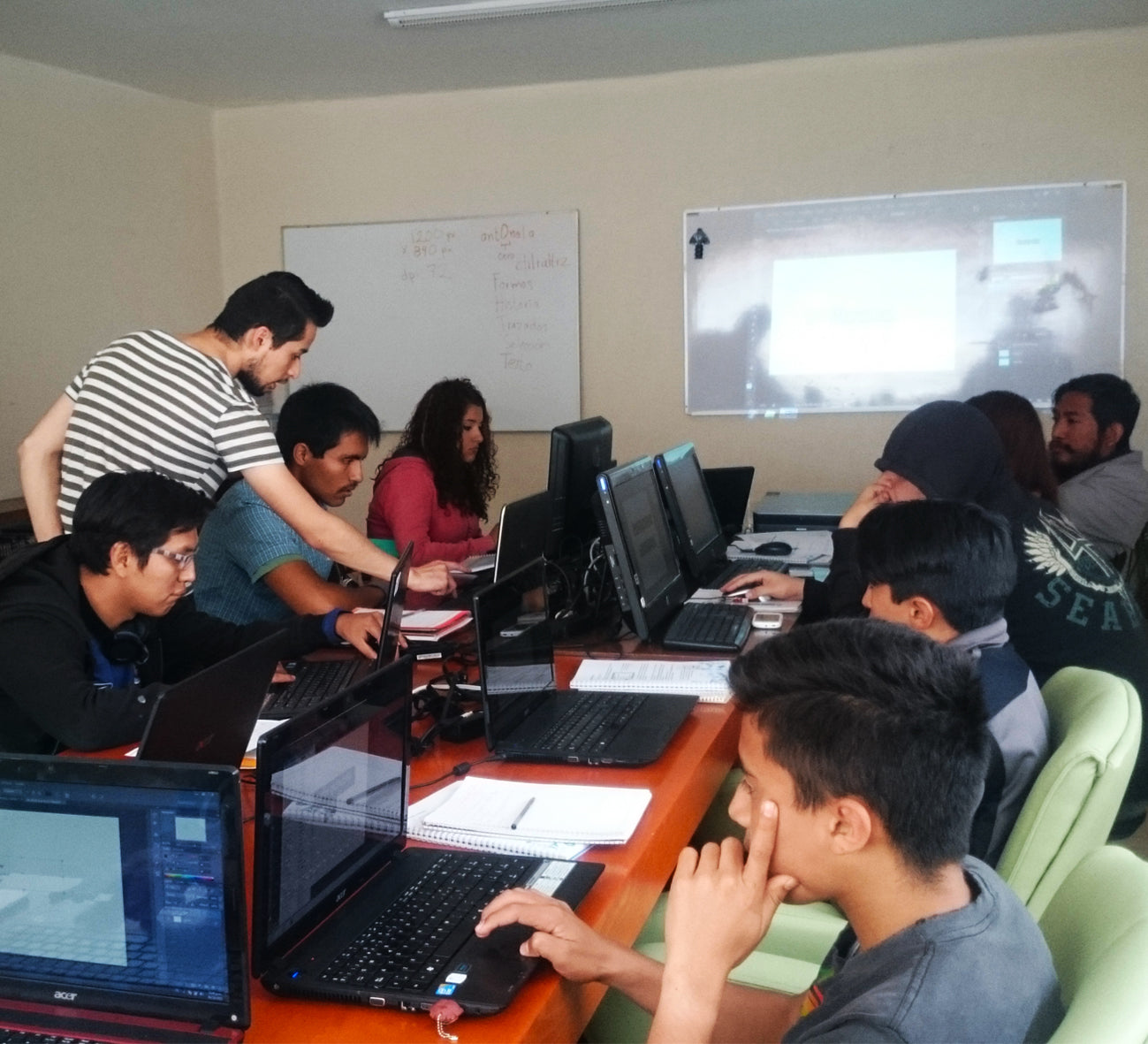 <p>Se comienza a trabajar con jóvenes en la Ciudad de México. Se vinculan conocimientos técnicos con la necesidad de microempresarios locales.</p><p><strong>Cambio</strong>: Jóvenes aplican tecnologías de diseño con comerciantes locales.</p>